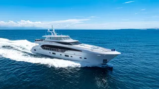 洋書 THE WORLD'S MOST EXTRAORDINARY YACHTS OLIVIA O, an impressive 88.51-meter motor yacht built by